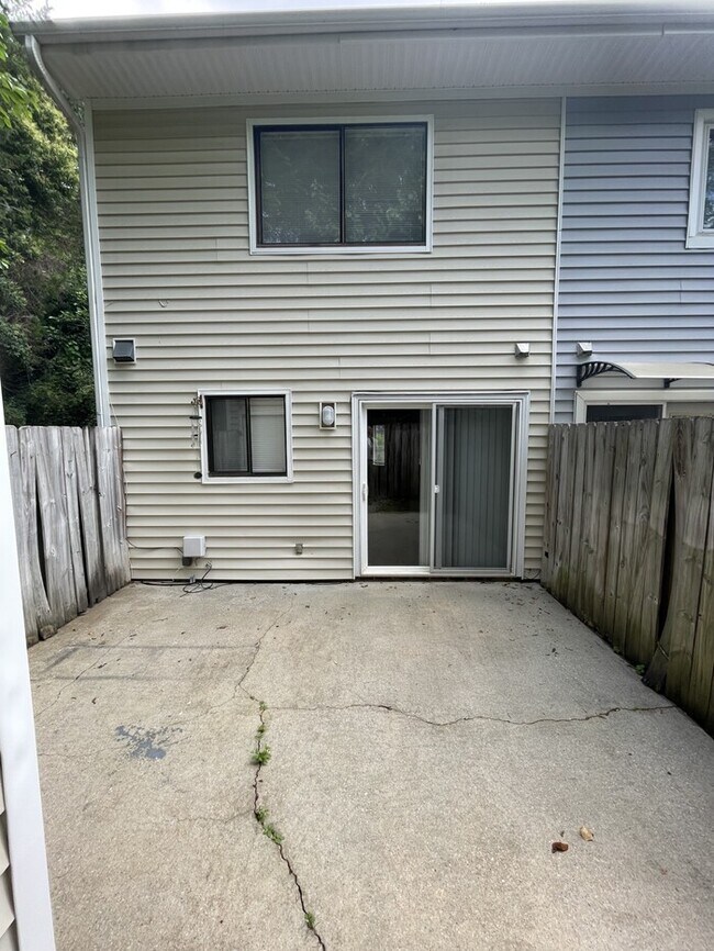 Foto del edificio - 5851 Shady Grove Cir