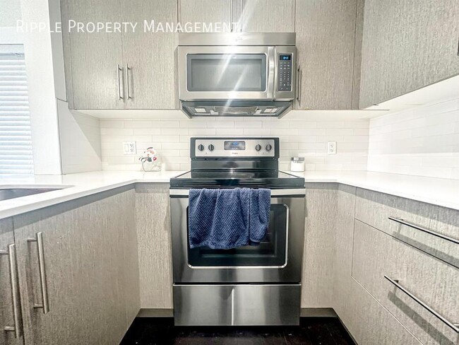 Photo du bâtiment - Modern 2 Beds, 2 Baths Apartment/Condo | 2...