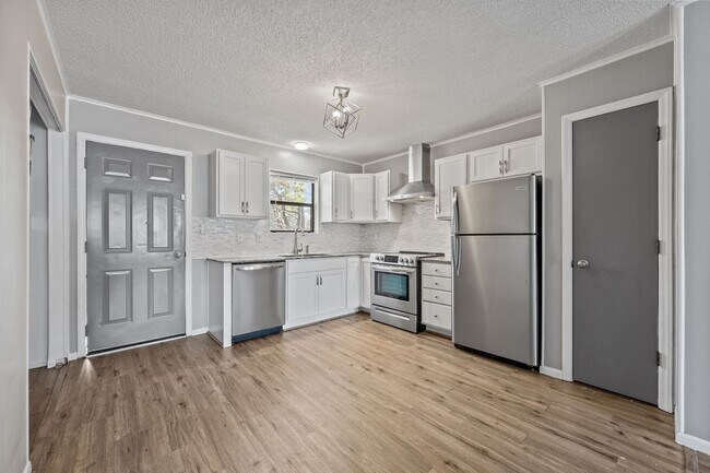 Building Photo - Welcome to Ravenwood Drive!