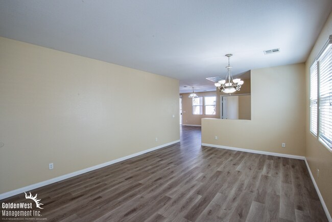 Foto del edificio - Spacious Two-Story 5Bdm 2.5Ba Home with Private Backyard in Summerlin.