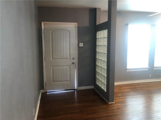 Building Photo - 218 Glendale Dr