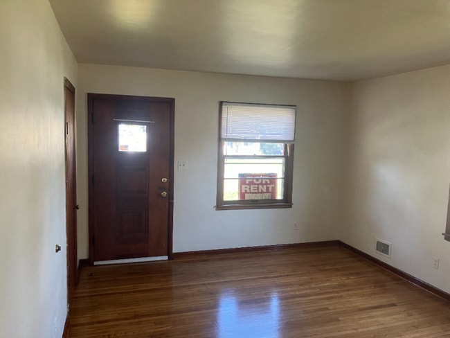 Building Photo - 2628 Lindsay Ave