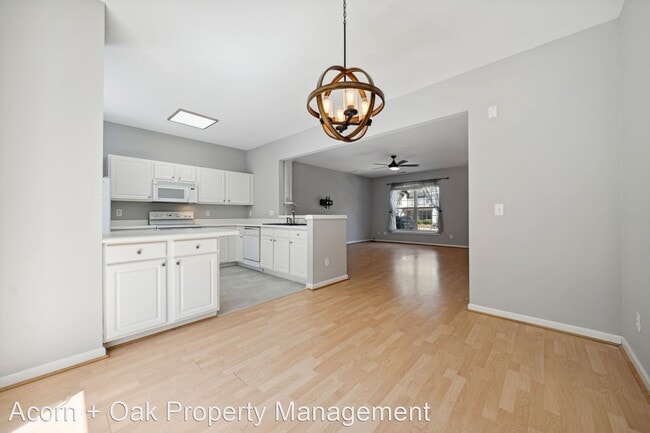 Building Photo - 3 br, 2.5 bath House - 306 Canyon Lake Circle