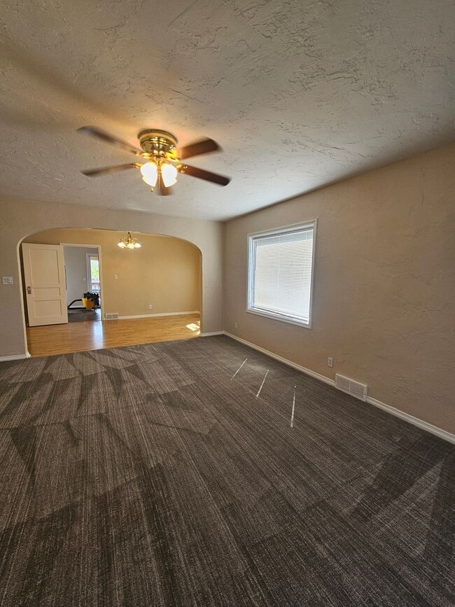 Building Photo - 606 Haines Ave