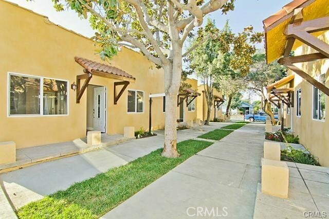 Building Photo - 626 W 59th Pl