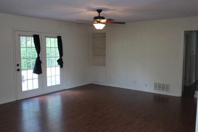 Building Photo - Tour Today: Charming 3 Bedroom in South Ty...