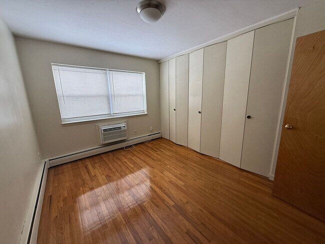 Building Photo - Beautifully-Maintained 1-Bedroom & Central...