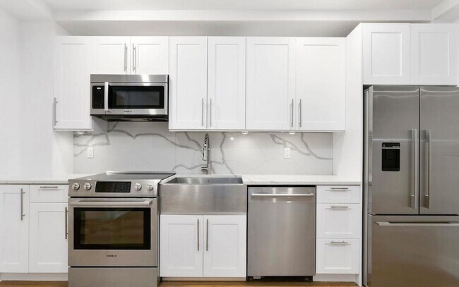 Building Photo - 123 E 47th St