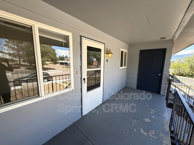 Foto del edificio - 1129 Cree Dr