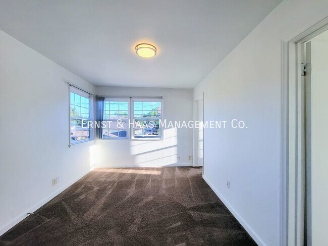 Building Photo - Charming 2 Bedroom Upper Level Rear Duplex...