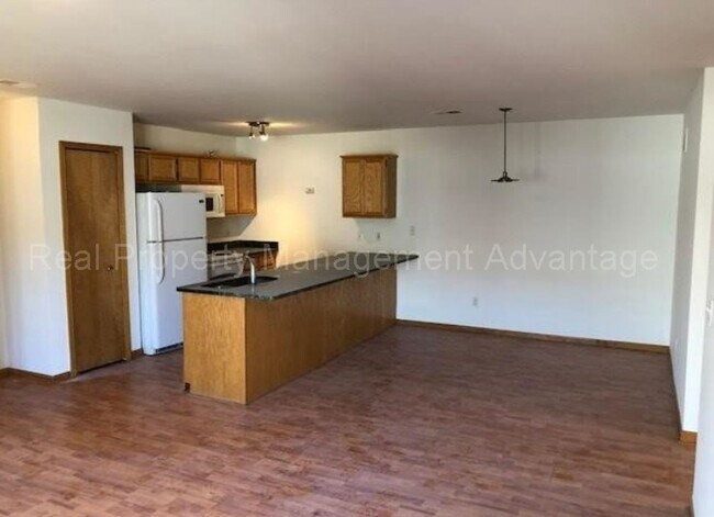 Building Photo - Spacious 2 Bed Condo with Attached Garage