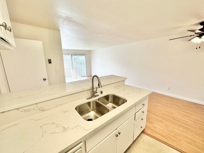 Foto del edificio - Spacious 1 Bedroom Condo on PCH
