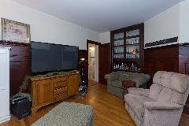 Foto del edificio - Huge Brookline 5 Bed/2 Bath, 1200 Block of Beacon, BU Central, Heat Inc, Available Sept 1, 2026