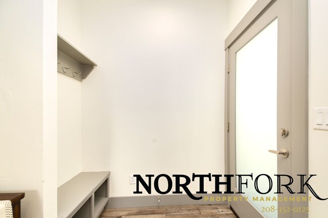 Building Photo - North End Apartment - Available Immediately