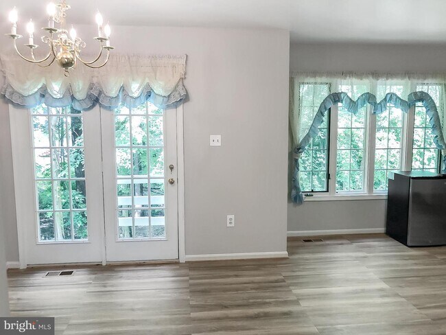 Foto del edificio - 7204 Burton Hill Ct
