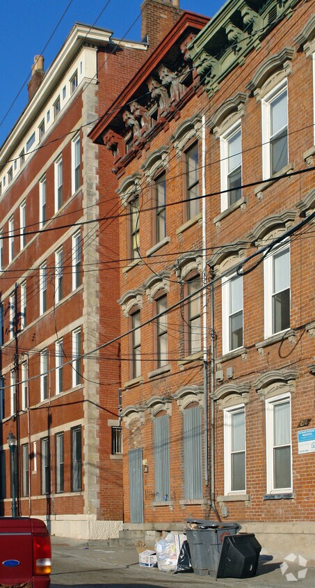 Building Photo - 208 E Thirteenth St