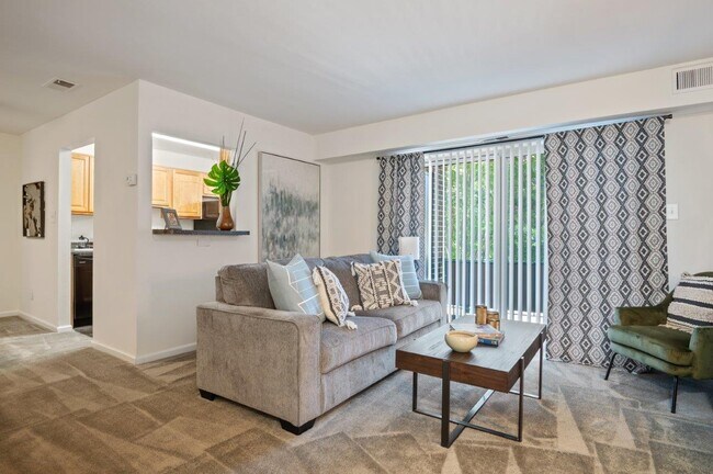 Foto del edificio - Cedar Gardens and Towers Apartments and Townhomes