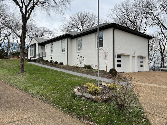 Building Photo - 1243 Saxon Dr