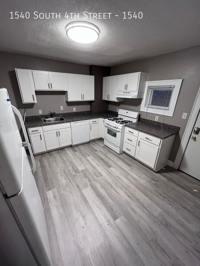 Foto del edificio - Huge Merion Village 3-Bed Duplex!