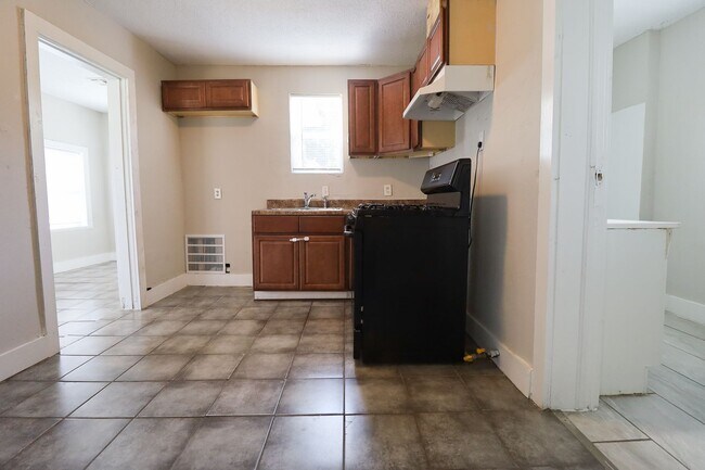 Foto del edificio - N Denver Ave  Duplex