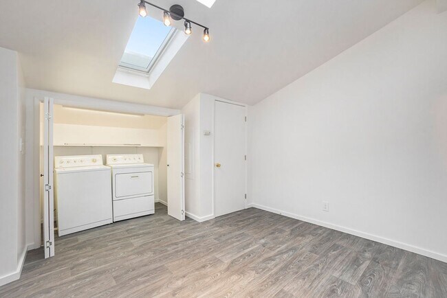 Building Photo - Clement Ave 2333