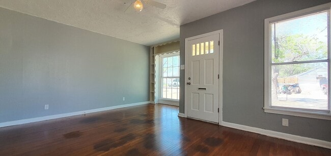 Building Photo - CHARMING and QUAINT 3 bedroom 1-1/2 bath d...
