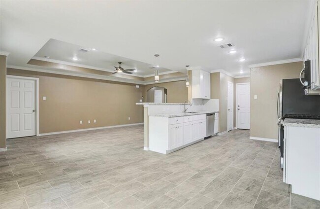 Building Photo - 2309 Pomona Dr