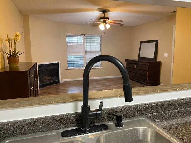 Building Photo - 121 Country Town Dr