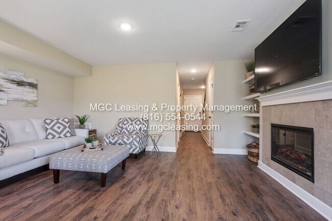 Foto del edificio - 3 Bedroom, LUXURY TOWNHOME, North of the River in KCMO
