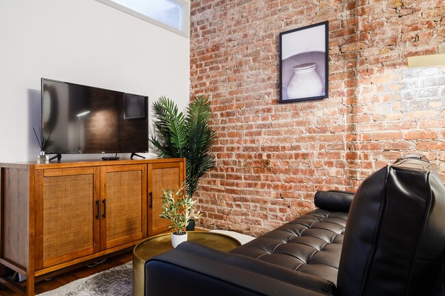 Building Photo - 213 Avenue Of The Americas Ave