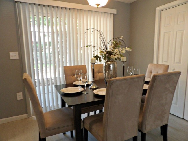 Foto del edificio - 2 br, 1 bath Apartment - 5503 Riverdale Road