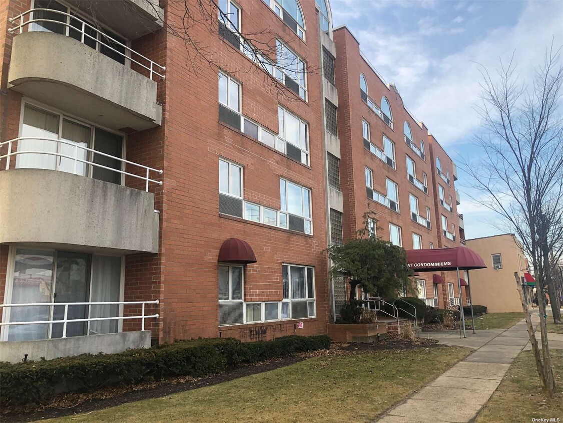 Foto principal - 205 Mineola Blvd
