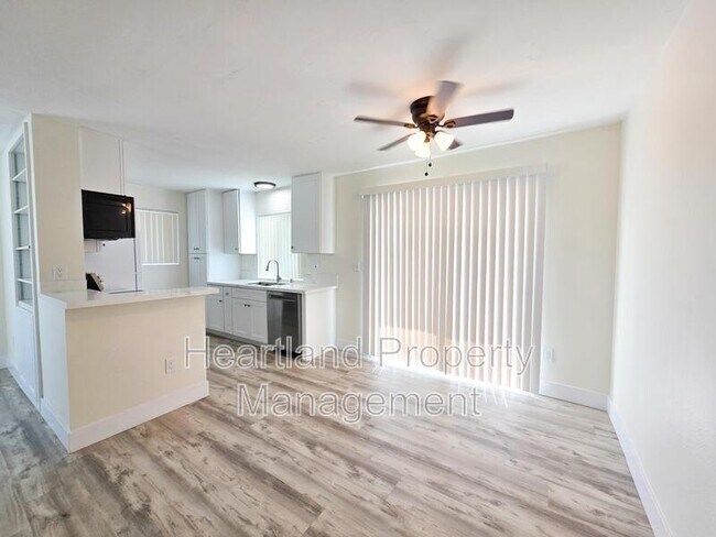 Foto del edificio - 6561 Lemarand Ave