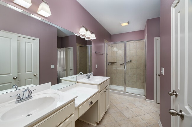 Foto del edificio - 2437 A Duxbury Dr