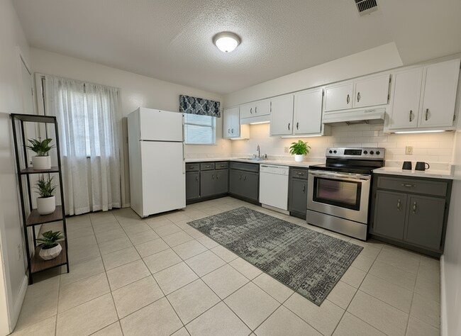 Building Photo - Newly Renovated Apartments in Moulton!
