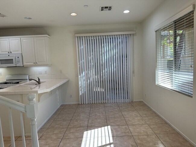 Foto del edificio - "Charming 3-Bedroom Riverside Retreat with 2.5 Baths – 1598 Sq Ft of Comfort on Winterberry Drive!"
