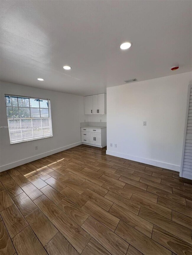 Foto del edificio - 617 NW 3rd Ave