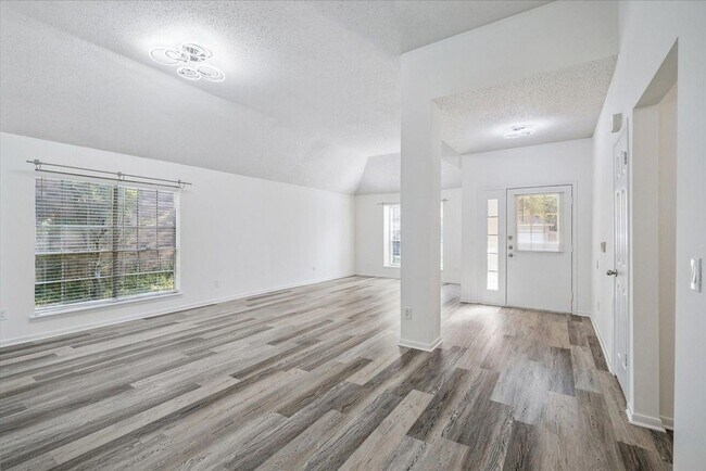 Foto del edificio - 143 W Village Knoll Cir