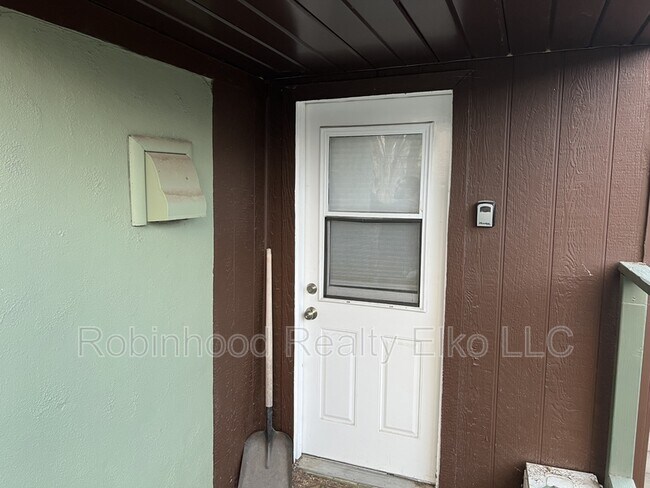 Foto del edificio - 756 1/2 Maple Street