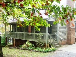 Building Photo - 215 Jefferson Woods Dr