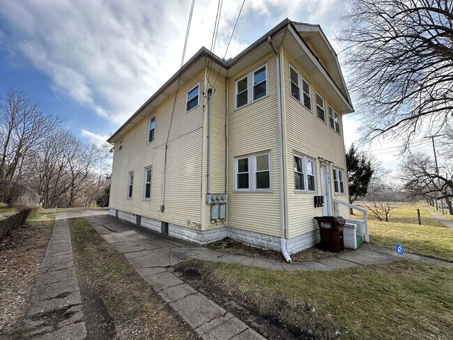 Building Photo - Tomlinson St 723