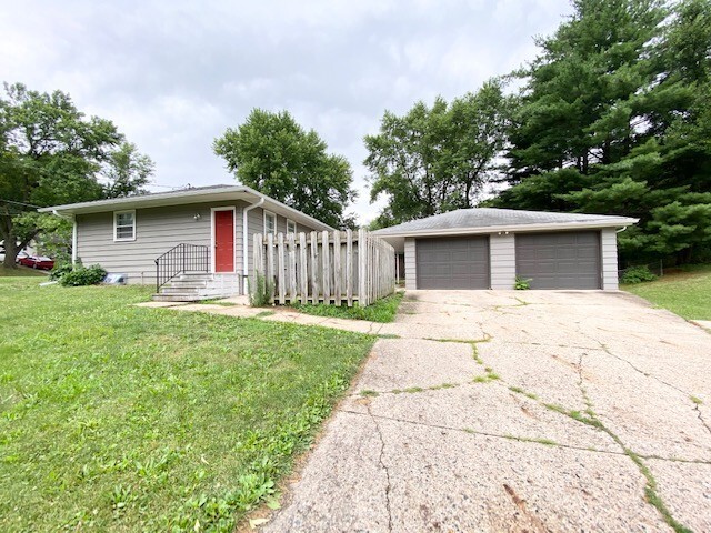 Building Photo - 2731 Bennett Ave