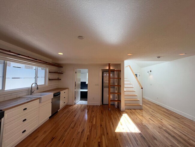 Foto del edificio - Custom Built 1Bd/ 1Ba home in Piedmont Neighborhood! ~ Skylight, Driveway Parking, Washer/Dryer! ...