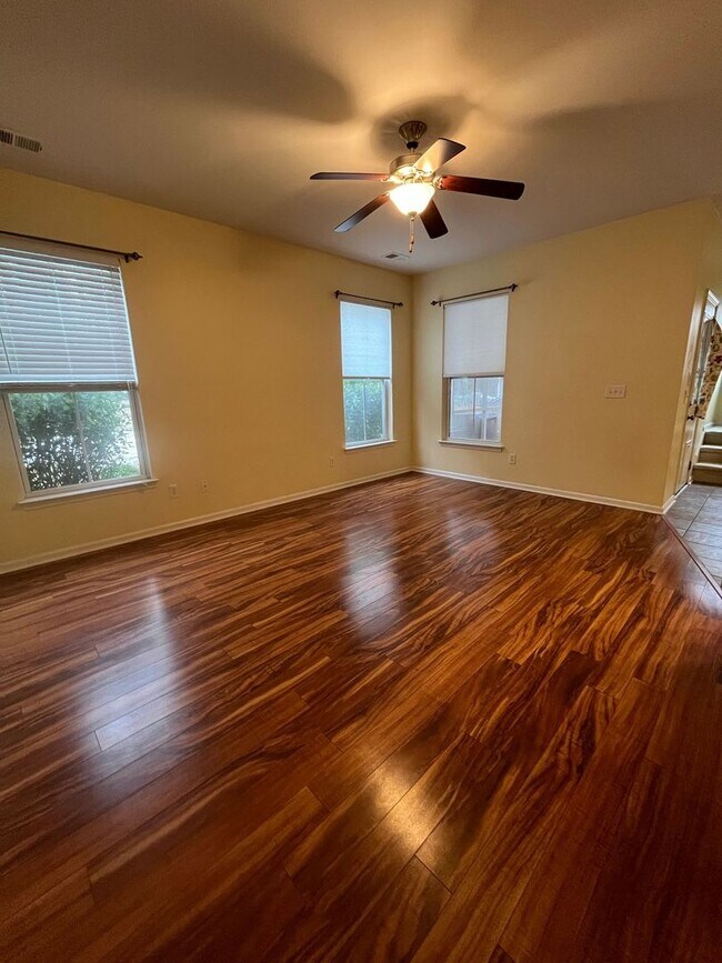 Building Photo - Beautiful 4-Bedroom 3 Bath Home with Neighborhood Pool!