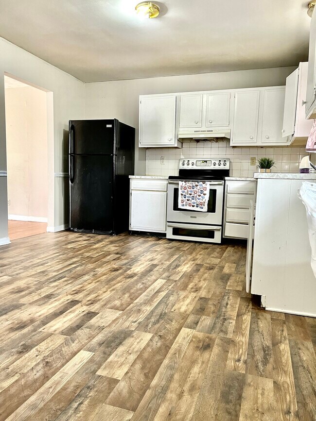 Building Photo - 3689 Claredon Dr