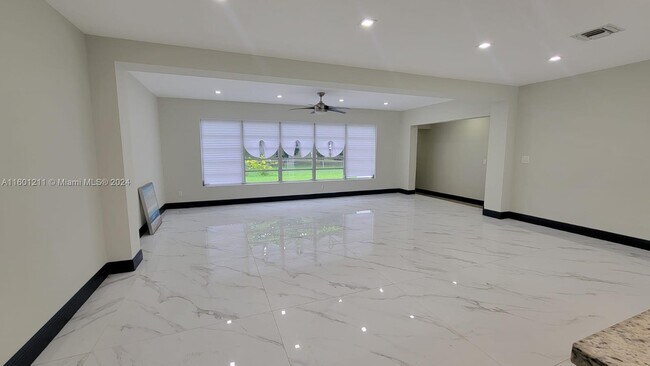 Foto del edificio - 2565 NE 207th St