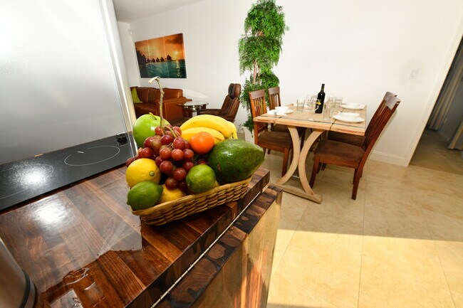 Building Photo - PR-09