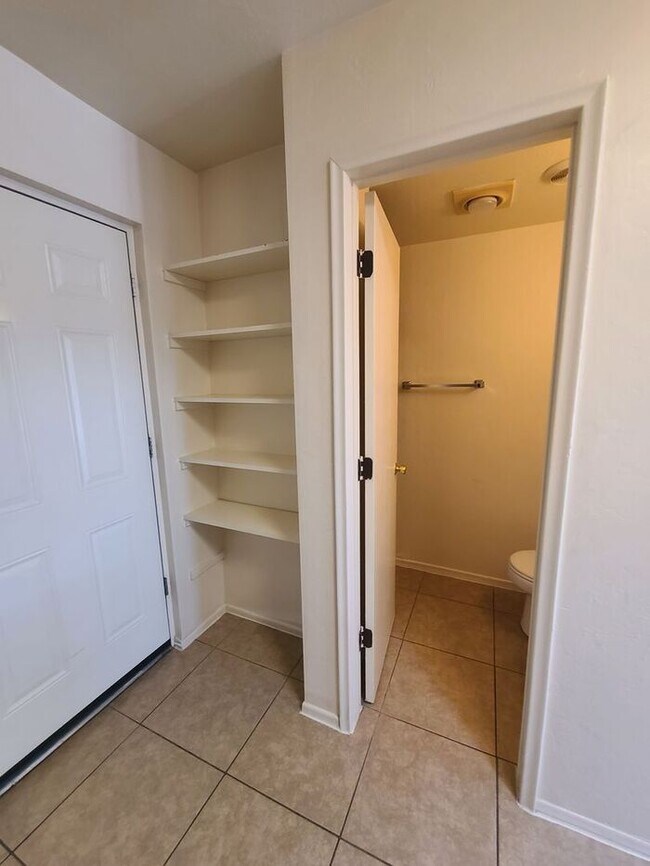 Building Photo - Charming Studio