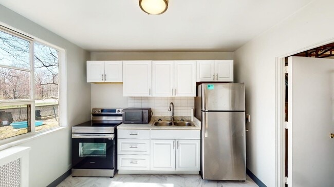 Equipped Kitchen w/New Stainless Steel Appliances - 27 Farragut Rd