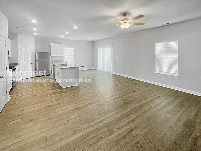 Building Photo - 3251 Quintana Dr